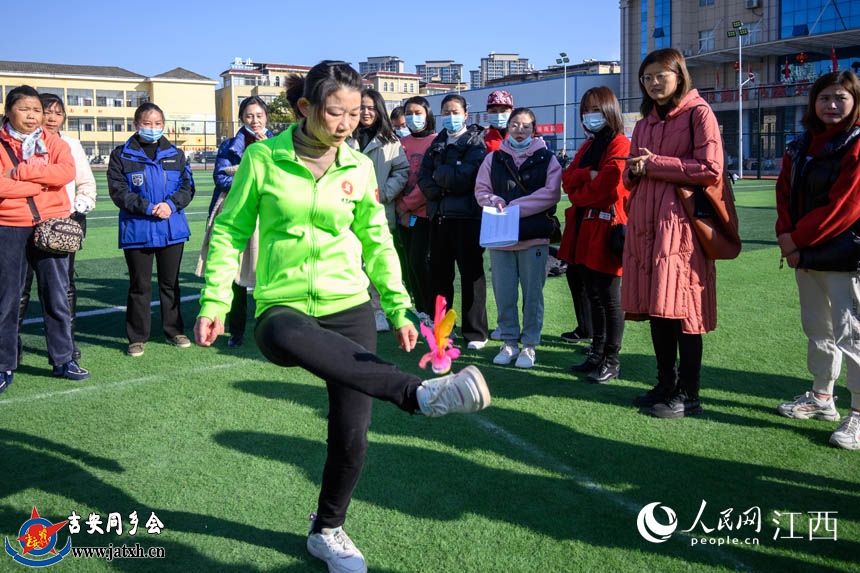 南昌市首届社区运动会在各个县区举行，群众热情参与。图为参与的群众在比赛中。 林天琪 摄