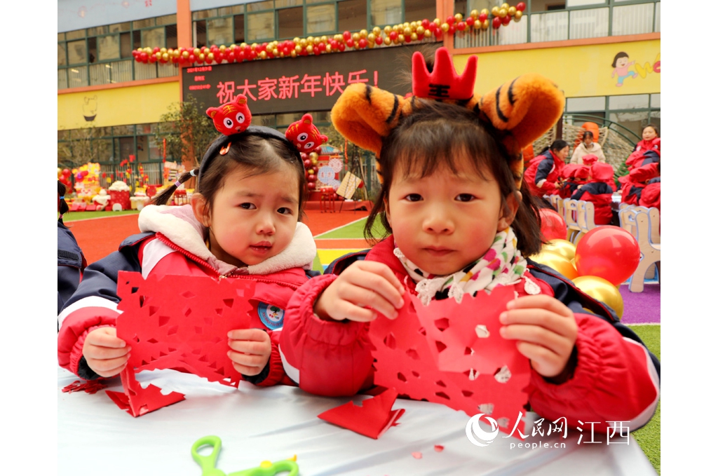 江西永新：萌娃欢喜迎新年