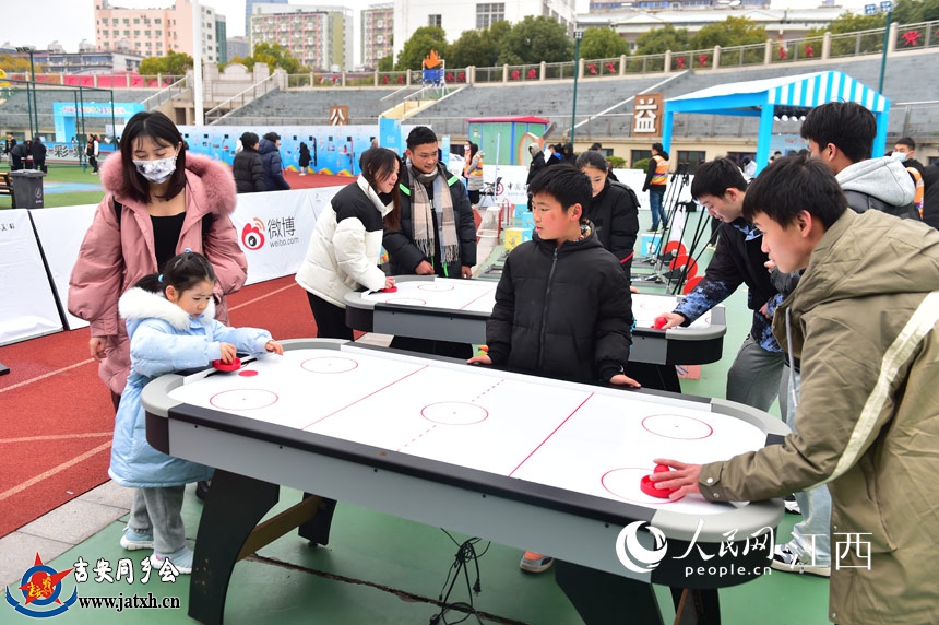 中国冰雪大篷车开进江西，民众正在体验冰雪运动。 人民网 时雨摄