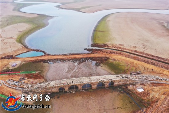 正值鄱阳湖枯水期。2021年12月15日，湖口县双钟镇劳家渡，位于鄱阳湖湖底的五孔桥完全显露出来，十几名工人正在修缮古桥。