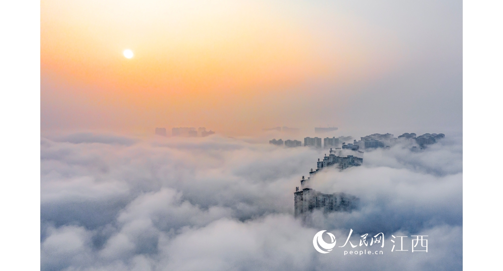 江西武宁现平流雾景不雅 好像仙境