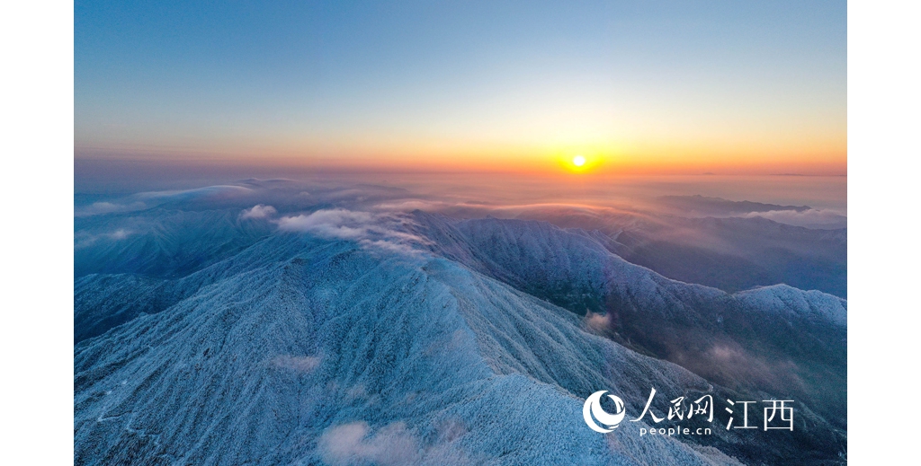 江西武宁：承平山雪后现云海雾凇景不雅