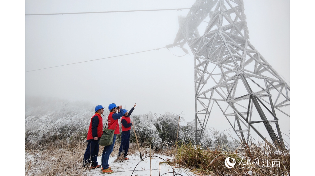 江西井冈山：电力工人踏雪巡线忙保电