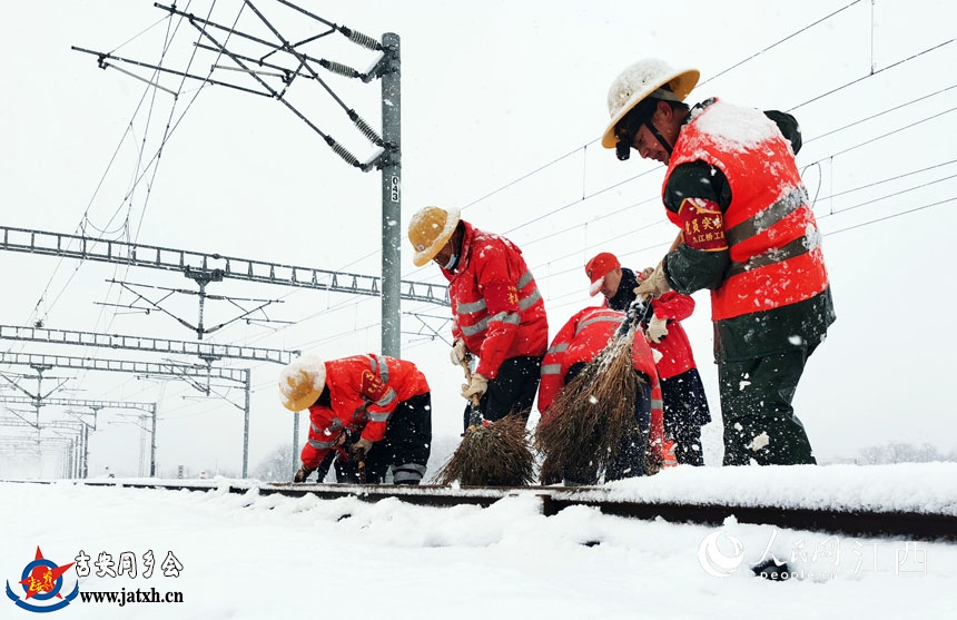 九江桥工段对线路重点设备积雪进行清除，最大程度降低大雪天气对列车行车造成的影响。 王浩摄