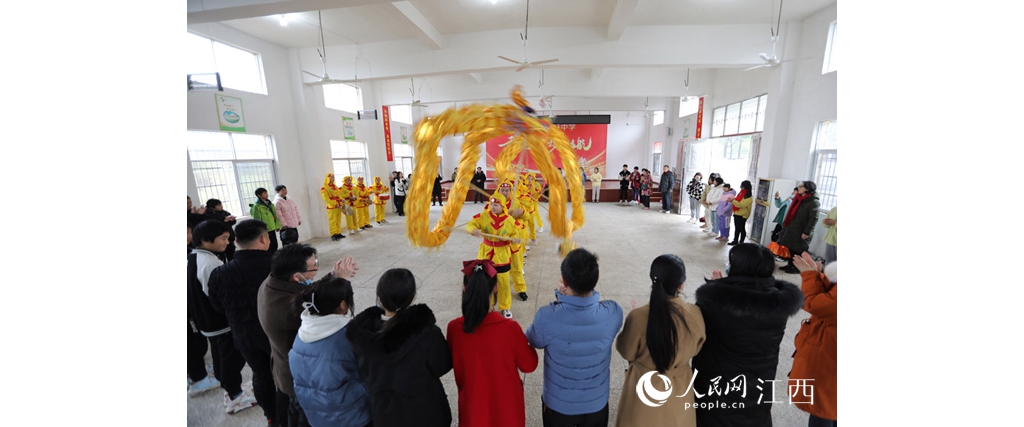 江西东乡：舞龙灯 迎开学