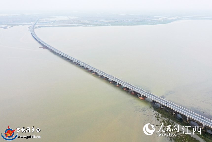 航拍鄱阳湖的核心湖区金溪湖，高速公路穿湖而过。 人民网 时雨摄