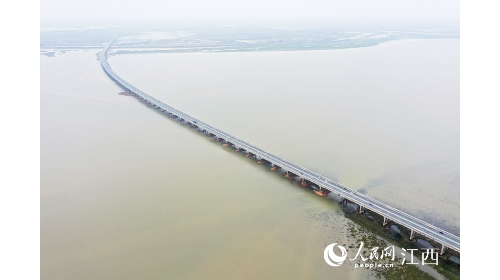 航拍鄱阳湖焦点湖区 湖水上涨沉没草滩