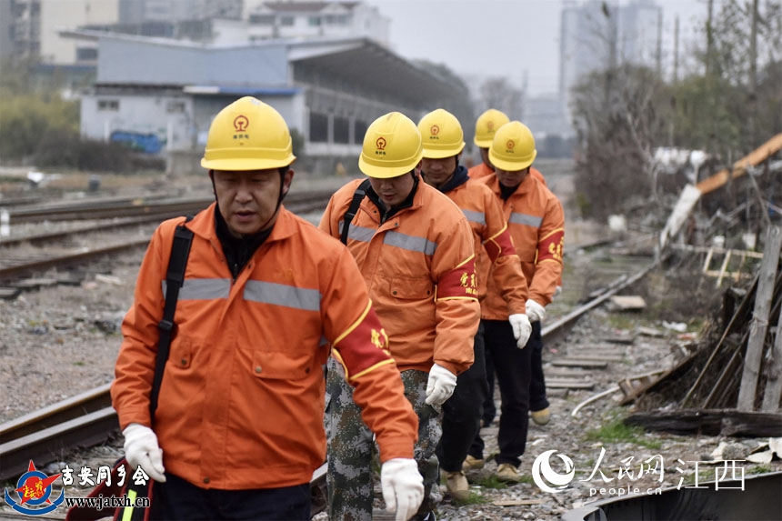 2月16日，南昌供电段党员们在对铁路线路旁的设备进行巡视排查。徐佳奇摄